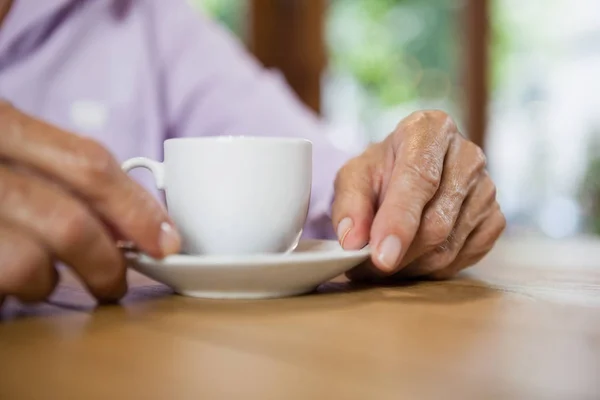 Sección media de la mujer sosteniendo la taza de café —  Fotos de Stock