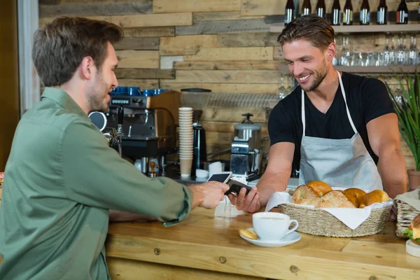 Man making payment through NFC technology — Stock Photo, Image