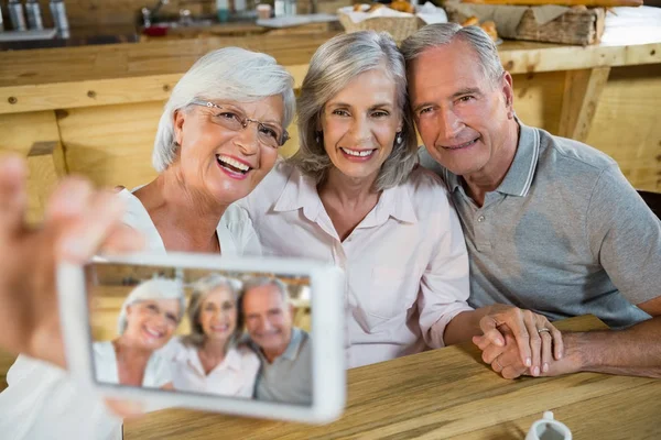 Senior vrienden nemen selfie vanaf telefoon — Stockfoto