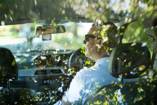 Senior man kör bil — Stockfoto