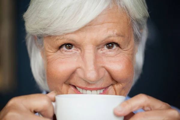 Äldre kvinna med kaffekopp — Stockfoto