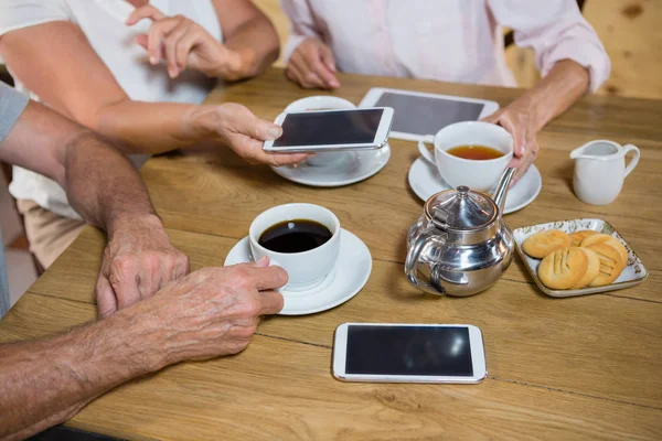 Grupo de amigos seniores tomando café — Fotografia de Stock