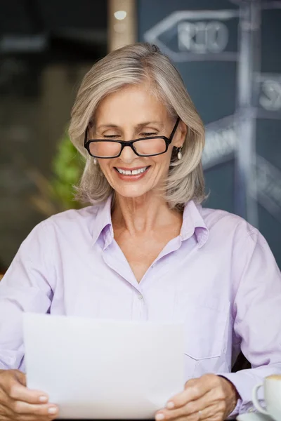 Senior woman holding tablet computer — Stock Photo, Image