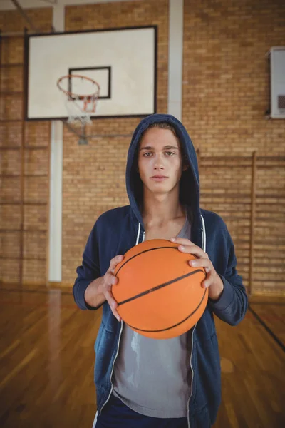 Γυμνάσιο αγόρι στέκεται με μπάσκετ — Φωτογραφία Αρχείου
