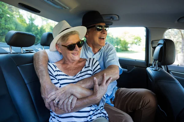 Seniorenpaar genießt auf Rücksitz im Auto — Stockfoto