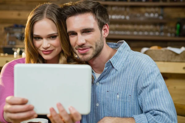 Casal jovem usando tablet digital — Fotografia de Stock