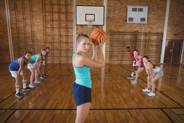 Meisje van de middelbare school over te nemen van een penalty schot — Stockfoto