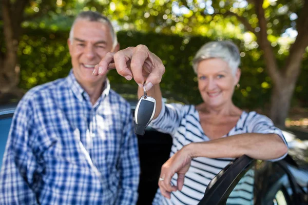 Coppia di anziani che mostra le chiavi della macchina — Foto Stock