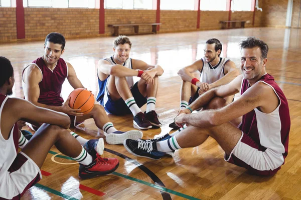 Jugadores de baloncesto interactuando en la cancha — Foto de Stock