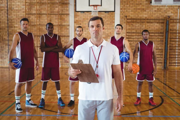 Allenatore fiducioso e giocatore di basket in piedi — Foto Stock