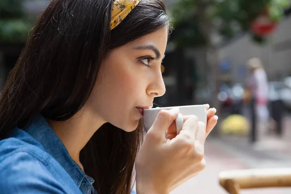 Närbild på kvinnan som dricker kaffe — Stockfoto