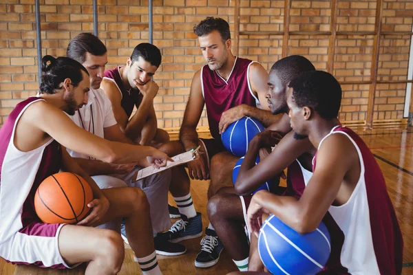 Entraîneur expliquant le plan de match aux joueurs de basket — Photo