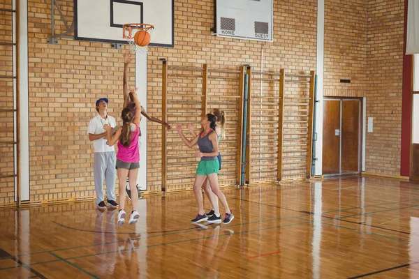 Középiskolai csapat védelme kosárlabda játék közben — Stock Fotó