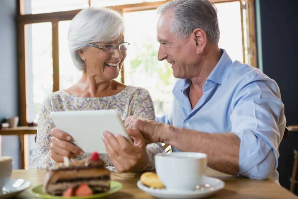 Casal sênior usando tablet digital — Fotografia de Stock