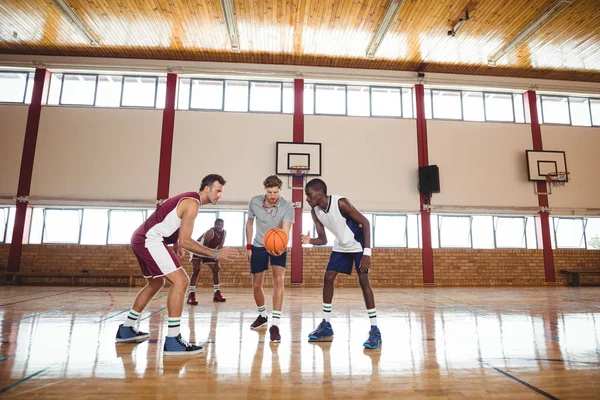 Jugadores de baloncesto listos para la pelota de salto —  Fotos de Stock