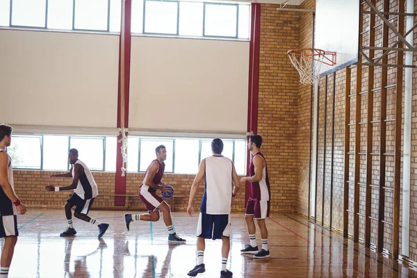 Jugadores de baloncesto jugando en la cancha — Foto de Stock