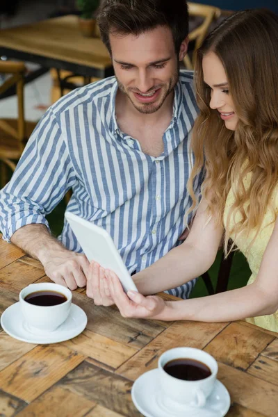 Couple utilisant un ordinateur tablette — Photo