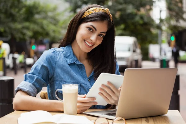 Mulher alegre segurando Tablet — Fotografia de Stock