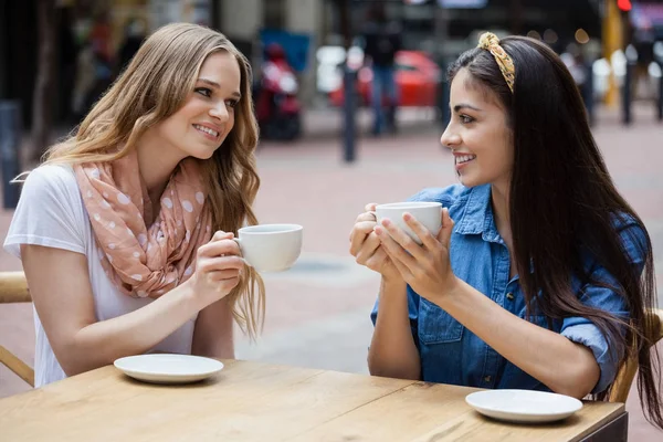 Amici che bevono caffè — Foto Stock