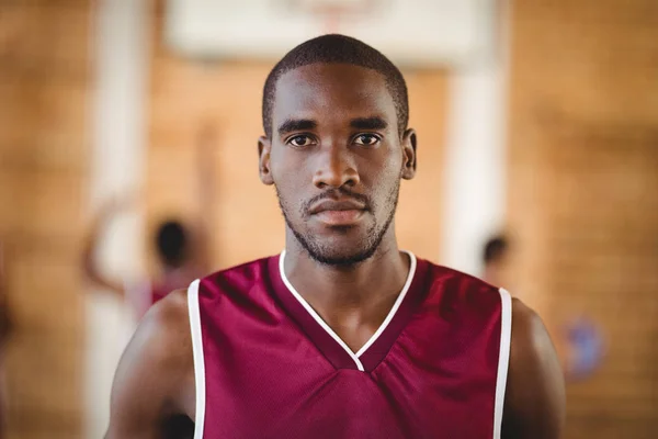 Giocatore di basket determinato in possesso di pallacanestro — Foto Stock