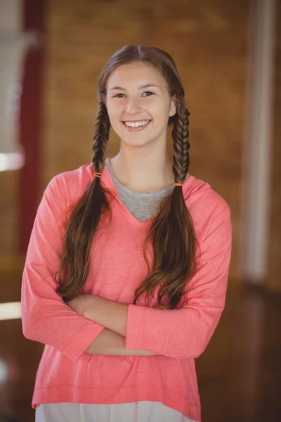 Middelbare school meisje glimlachend staand — Stockfoto