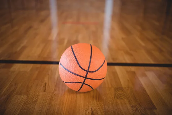 Nahaufnahme von Basketball vor Gericht — Stockfoto