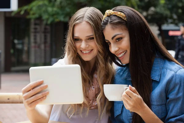 Amigos olhando para tablet computador — Fotografia de Stock