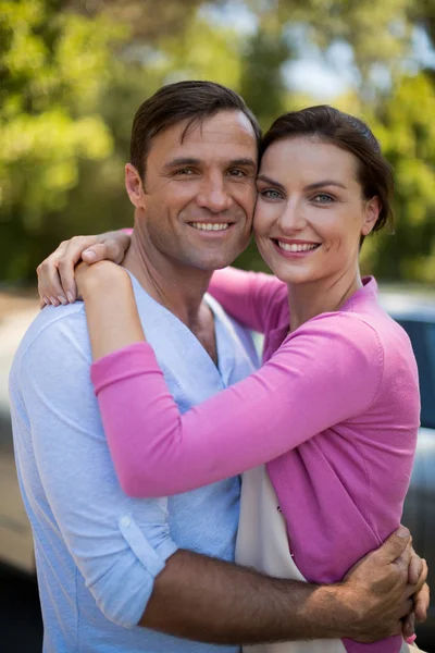 Retrato de pareja sonriente abrazando — Foto de Stock