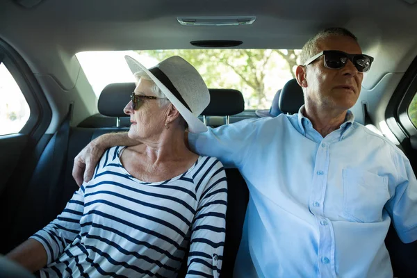 Старшая пара сидит в машине — стоковое фото