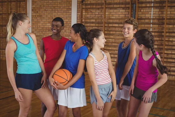 Liseli çocuklar eğleniyor basketbol sahası içinde — Stok fotoğraf