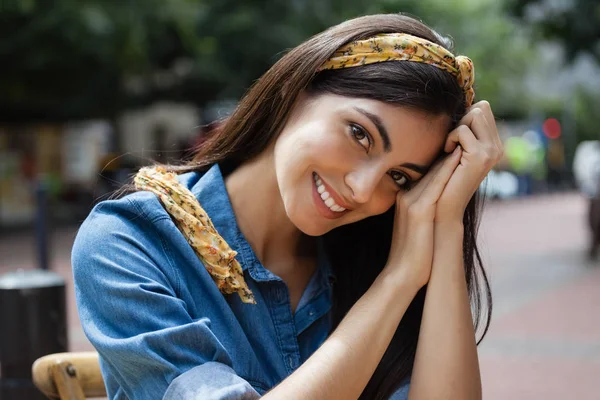 Retrato de la mujer sentada a la mesa — Foto de Stock