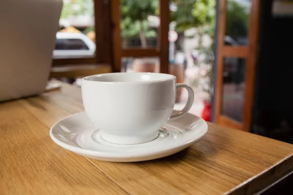 Tasse avec soucoupe sur table en bois — Photo