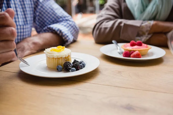 Yaban mersini ile cupcake sahip üst düzey Çift — Stok fotoğraf