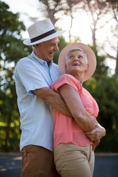 Senior couple embracing on roadside — Stock Photo, Image