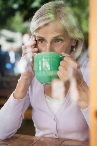 Senior mulher bebendo café — Fotografia de Stock