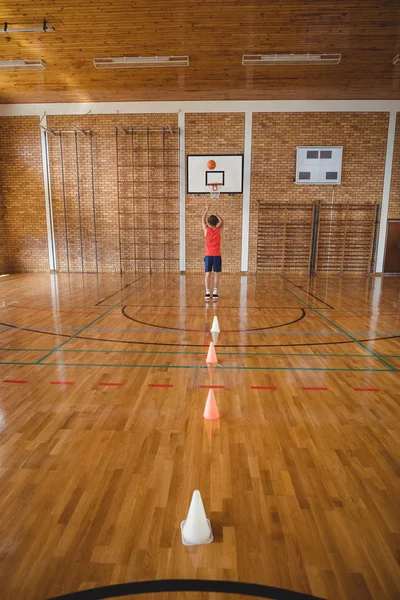 Déterminé garçon de lycée jouant au basket — Photo