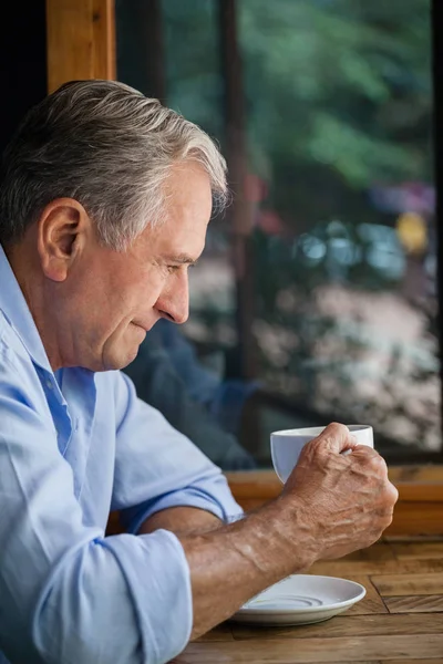 Tankeväckande senior mannen håller kaffekopp — Stockfoto