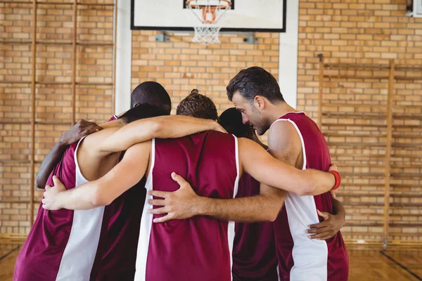 Basketbol oyuncuları bir araya şekillendirme — Stok fotoğraf