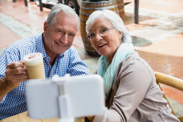 Senior paar nemen selfie vanaf mobiele telefoon — Stockfoto