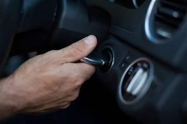 Bijgesneden hand starten auto — Stockfoto