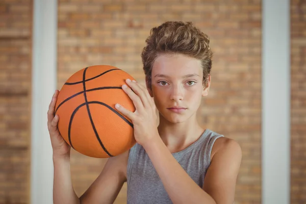Determinado menino segurando uma bola de basquete — Fotografia de Stock