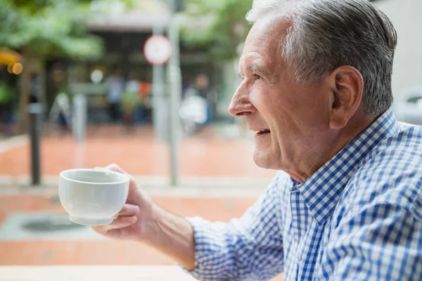 Starszy mężczyzna trzyma kubek kawy — Zdjęcie stockowe