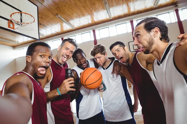 Баскетболісти роблять смішні обличчя — стокове фото
