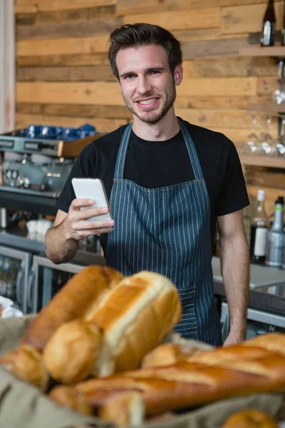 Číšníku, drží mobilní telefon — Stock fotografie