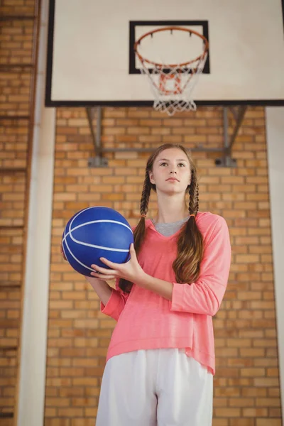 Fille déterminée tenant un basket — Photo