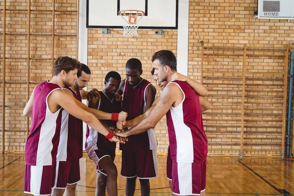 Squadra di giocatori di basket accatastamento mani — Foto Stock
