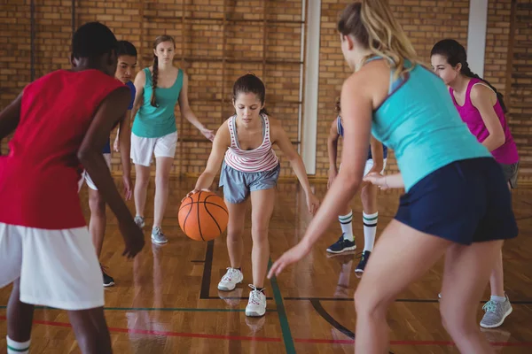 Gymnasiasten spielen Basketball in der Sporthalle — Stockfoto