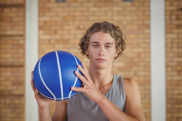 Determinato ragazzo in possesso di una pallacanestro — Foto Stock