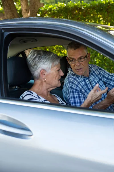Seniorenpaar unterhält sich im Auto — Stockfoto