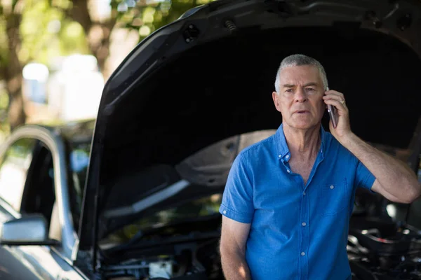 Man talking on phone after car breakdown — Stock Photo, Image